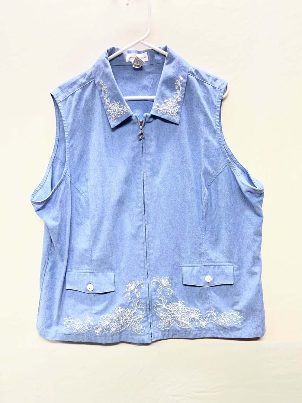 Draper's & Damon's Zip Vest Size 2X Blue Floral Embroidered Chambray
